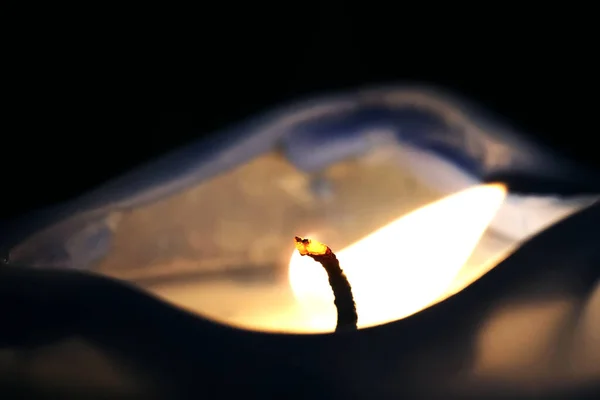 Tiro Close Uma Vela Iluminação Fundo Escuro — Fotografia de Stock