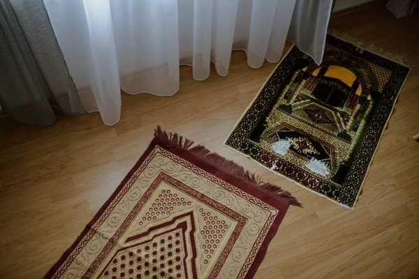 Δύο Χαλάκια Προσευχής Στο Πάτωμα Του Δωματίου — Φωτογραφία Αρχείου