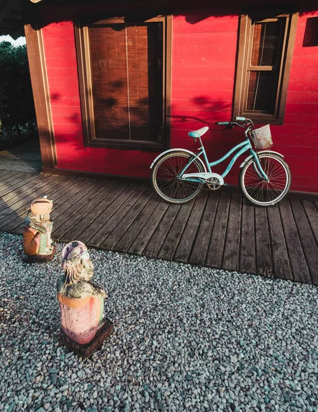 Красивый Снимок Велосипеда Рядом Ярким Деревянным Домом — стоковое фото