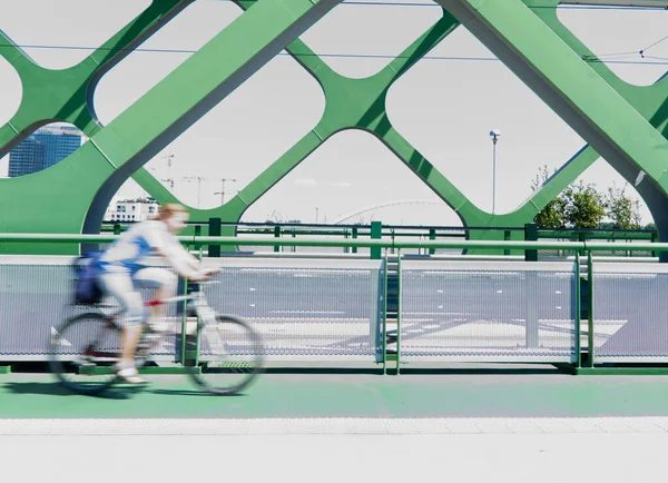 Размытый Снимок Велосипедного Движения Мосту Идущего Работу — стоковое фото