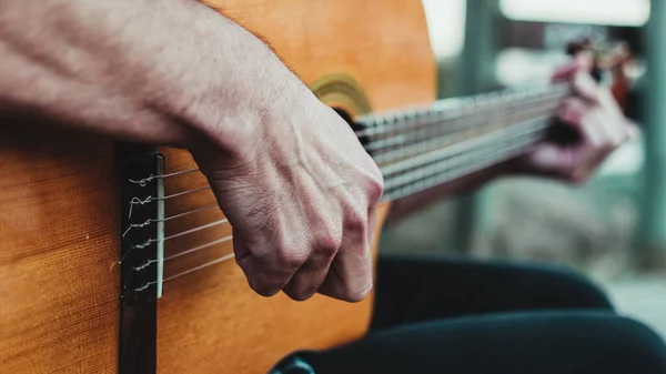 Närbild Oigenkännlig Man Som Spelar Gitarr — Stockfoto