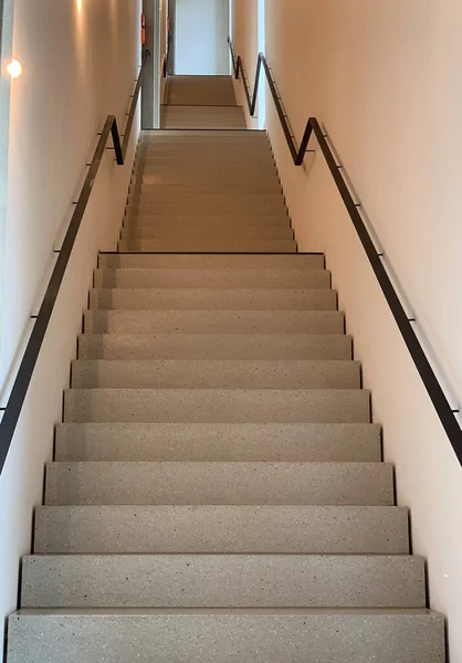 Eine Vertikale Nahaufnahme Einer Geraden Treppe Nach Einer Renovierung — Stockfoto