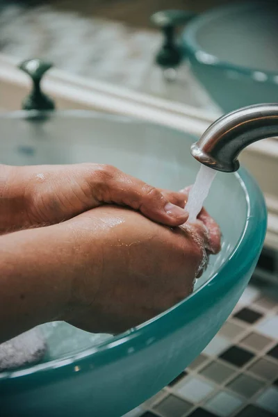 Pionowe Ujęcie Rąk Osoby Myjącej Ręce — Zdjęcie stockowe