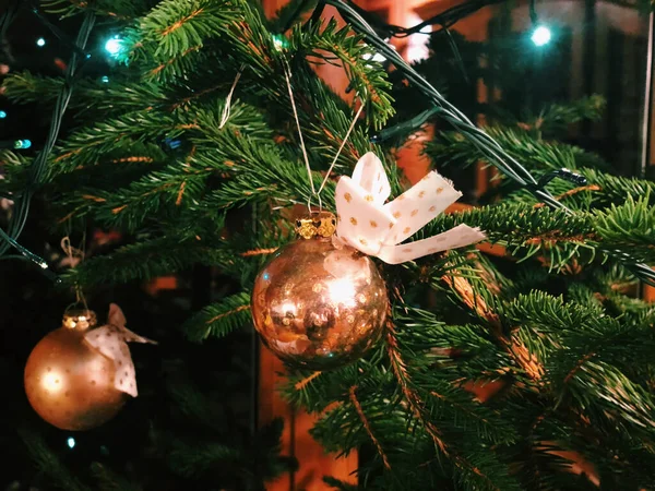 Detailní Záběr Zlaté Ozdoby Visící Vánočním Stromečku — Stock fotografie