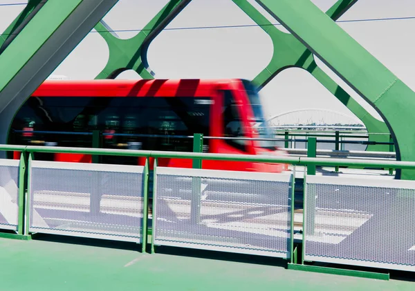 Una Imagen Borrosa Nuevo Tren Rojo Alta Velocidad Puente — Foto de Stock