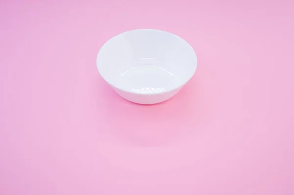 Высокоугольный Снимок Пустой Чаши Белого Стекла Розовом Фоне — стоковое фото