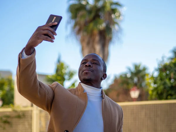 Foco Superficial Adulto Africano Vídeo Masculino Chamando Com Telefone Livre — Fotografia de Stock