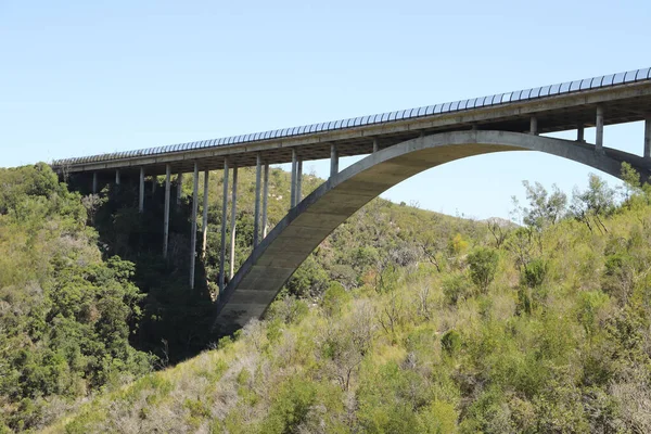 Blick Auf Eine Bogenbrücke Zwischen Zwei Hügeln Bei Klarem Himmel — Stockfoto