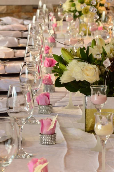 一张摆放着花卉装饰和蜡烛的漂亮婚桌的垂直照片 — 图库照片