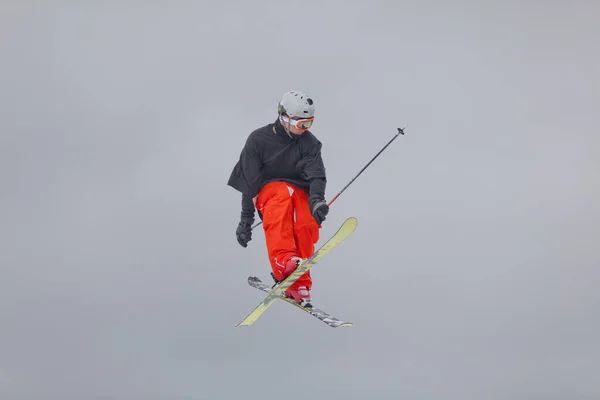 Man Med Snowboard Bakgrunden Isen — Stockfoto