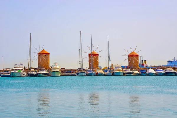 Eine Reihe Von Segelbooten Die Einem Warmen Und Sonnigen Tag — Stockfoto