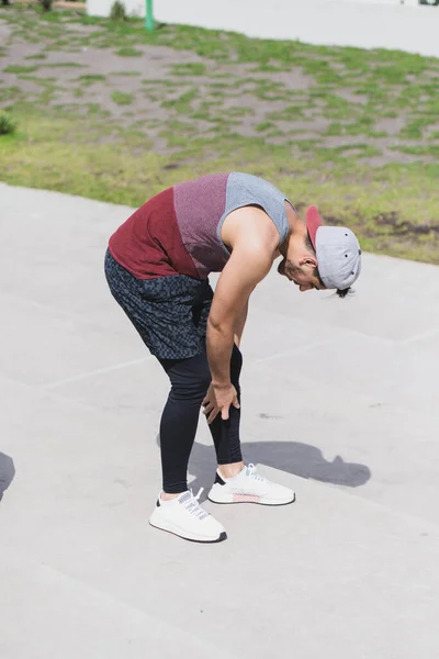 Een Jonge Sporter Die Tijdens Het Sporten Een Parabool Zijn — Stockfoto