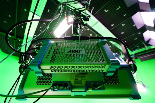 用于虚拟制作Vp和Vfx Cgi的绿色屏幕工作室中的Arri灯 — 图库照片