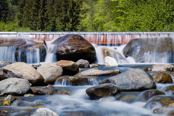 Selektivní Zaměřovací Snímek Skalnatého Vodopádu Parku — Stock fotografie