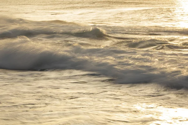 Una Vista Piccole Onde Vicino Una Riva Durante Tramonto — Foto Stock