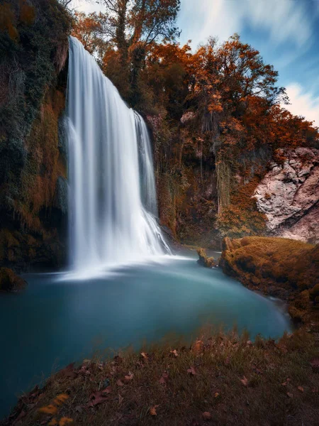 Eine Vertikale Aufnahme Eines Malerischen Wasserfalls Und Herbstlicher Pflanzen — Stockfoto