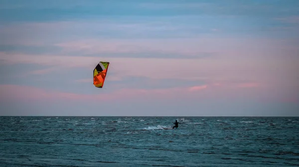 Ένας Kite Surfer Βόλτες Στα Κύματα Κατά Διάρκεια Της Δύσης — Φωτογραφία Αρχείου