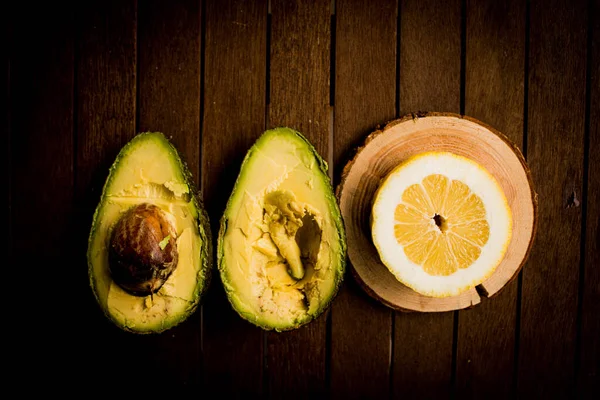 Una Vista Superiore Una Fetta Limone Avocado Taglio Tavolo — Foto Stock