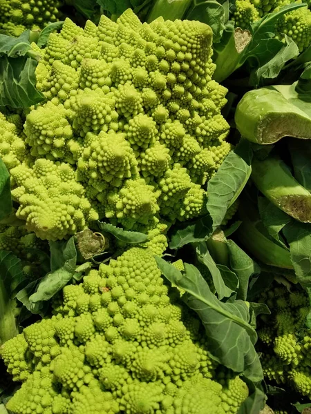 Eine Nahaufnahme Von Frischem Rohen Romanesco Brokkoli — Stockfoto