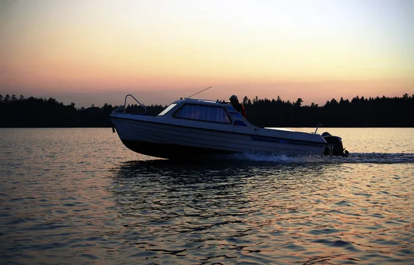 Sebuah Close Dari Speedboat Berjalan Laut Selama Matahari Terbenam — Stok Foto