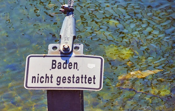 Egy Jel Előtt Tiszta Vízzel Felirat Fürdés Németül Nem Megengedett — Stock Fotó