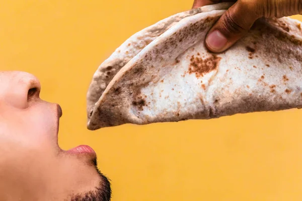 Tiro Perto Homem Comendo Comida Típica Honduras Baleada Conceito Alimentar — Fotografia de Stock