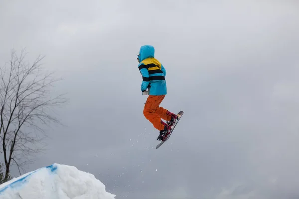 Snowboarder Στα Βουνά — Φωτογραφία Αρχείου