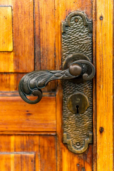 ヴィンテージのハンドルを持つ古い木製のドアの選択的なフォーカスショット — ストック写真