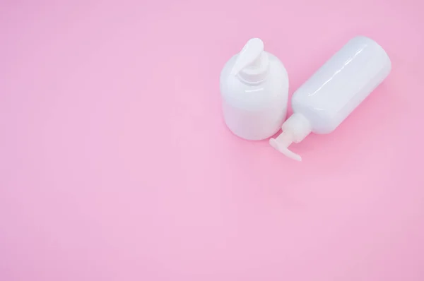 Een Hoge Hoek Shot Van Witte Plastic Flessen Een Roze — Stockfoto