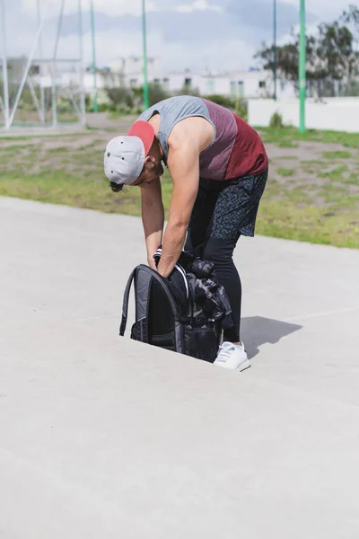 Tiro Vertical Jovem Macho Com Uma Mochila Preparando Para Treino — Fotografia de Stock