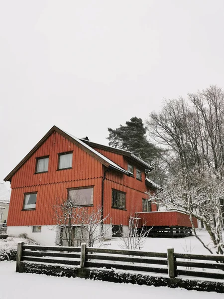 Zdjęcie Pionowe Domu Ogrodzeniem Larvik Norwegia Zimie — Zdjęcie stockowe