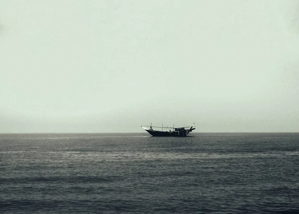 Primer Plano Barco Navegando Mar Bajo Clima Nebuloso — Foto de Stock