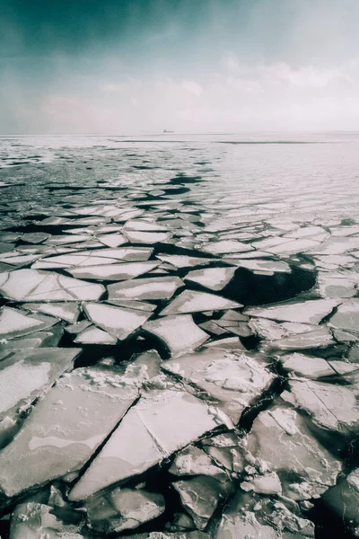 Вертикальный Снимок Ледников Поверхности Воды Облачным Небом — стоковое фото