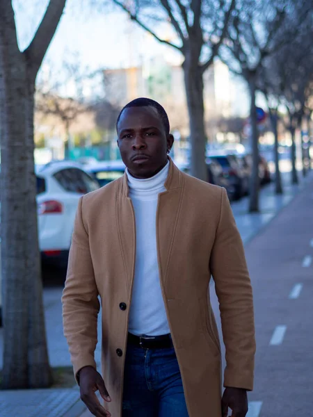 Foco Raso Homem Africano Elegante Vestindo Jeans Com Uma Camisola — Fotografia de Stock