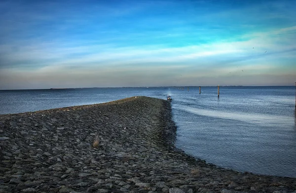 Tiro Belas Paisagens Costeiras Perto Neuharlingersiel Frísia Oriental Céu Azul — Fotografia de Stock