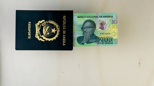 Снимок Ангольского Паспорта Новой Серии Банкнот Kwanza — стоковое фото
