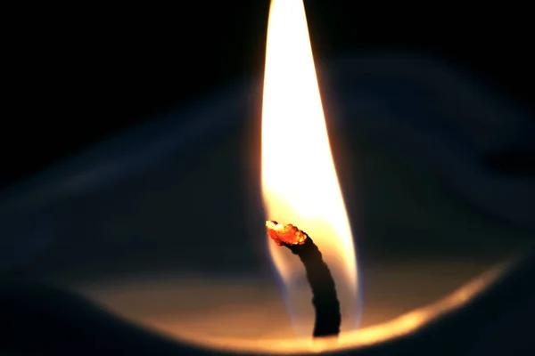 黑暗背景下点燃的蜡烛的特写镜头 黑暗背景下点燃的蜡烛的特写镜头 — 图库照片