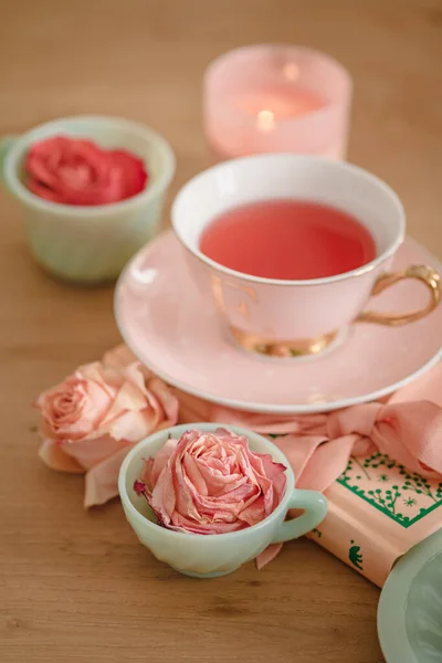 Tiro Enfoque Selectivo Tazas Azul Lindo Con Capullos Rosa Ellos —  Fotos de Stock