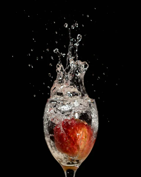 Nahaufnahme Eines Granatapfels Der Wasserglas Versenkt Wurde — Stockfoto