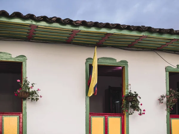 Colombiaanse Vlag Een Gebouw Het Kleurrijke Dorp Sal — Stockfoto