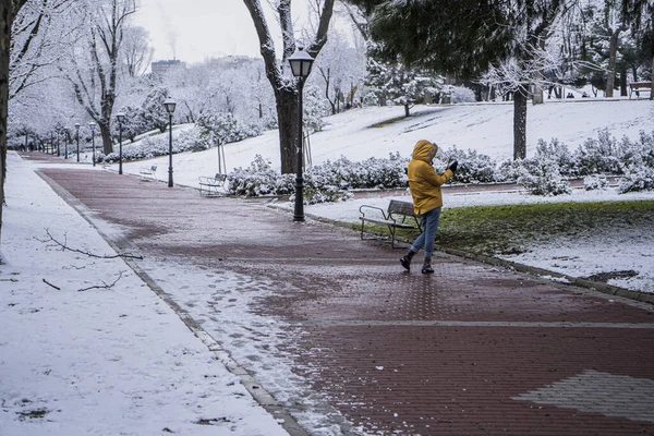Uma Jovem Caminhando Desfrutando Neve Madri Espanha 2021 — Fotografia de Stock