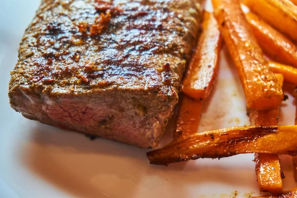 Medium Sällsynta Rostade Lamm Filé Med Stekt Morot Pinnar — Stockfoto