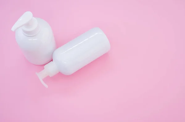 Een Hoge Hoek Shot Van Witte Plastic Flessen Een Roze — Stockfoto