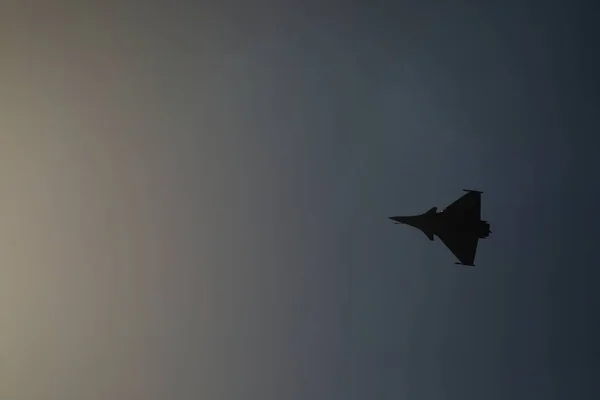 コピースペースを持つ空の背景に戦闘機のシルエット — ストック写真