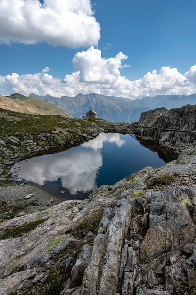 Bulutlu Bir Arka Planda Güzel Bir Dağ Gölünün Dikey Çekimi — Stok fotoğraf