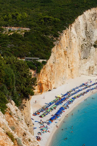 Disparo Vertical Una Multitud Playa Arena Mar Azul Isla Lefkada —  Fotos de Stock