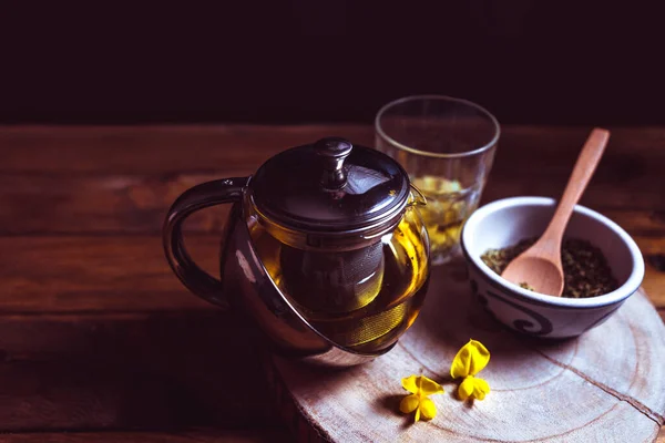 厨房里一张木制桌子上的草本茶的精选焦点镜头 — 图库照片