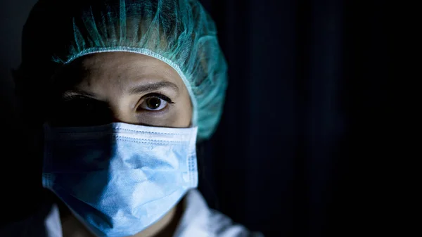 Siyah Arka Planda Maske Takan Bir Kadın Sağlık Görevlisinin Yakın — Stok fotoğraf