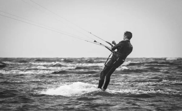 Een Kitesurfer Rijdt Golven Grijswaarden Stockfoto