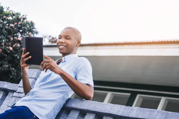 Knap Afrikaans Amerikaans Man Met Tablet Laptop Straat — Stockfoto